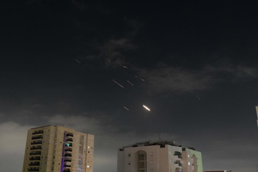 這是4月14日凌晨在以色列特拉維夫上空拍攝的以色列防空系統(tǒng)啟動攔截的畫面。新華社發(fā)（托默·諾伊貝格攝/基尼圖片社）