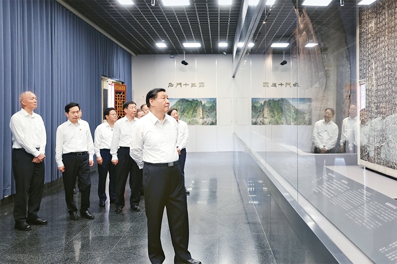 2023年7月29日，中共中央總書記、國(guó)家主席、中央軍委主席習(xí)近平在四川考察結(jié)束返京途中，來(lái)到陜西省漢中市考察。這是習(xí)近平參觀漢中市博物館有關(guān)歷史文物展陳。 新華社記者 鞠鵬/攝