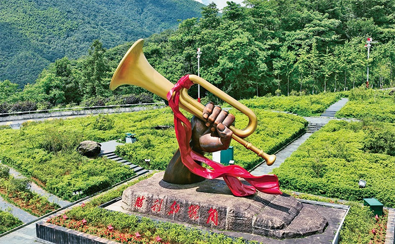 井岡山，是中國革命的搖籃。圖為2023年6月28日在井岡山拍攝的“勝利的號角”雕塑。 新華社記者 萬象/攝