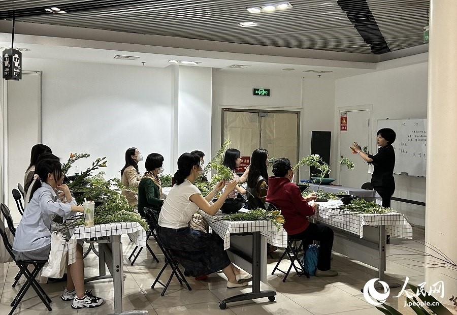 插花體驗(yàn)課。人民網(wǎng) 玄番登史江攝
