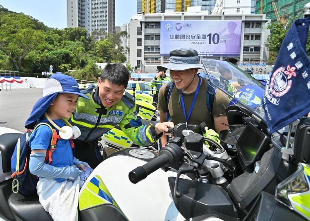 △2024年4月13日，香港特區(qū)政府警務(wù)處舉行“全民國家安全教育日”暨香港警察學(xué)院開放日開幕典禮。這是13日當(dāng)天，警隊(duì)護(hù)送組人員現(xiàn)場向市民介紹其工作。