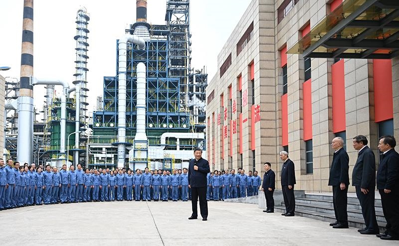 △2023年10月10日，在江西考察的習(xí)近平總書記來到中國石化九江分公司，同企業(yè)員工親切交流。