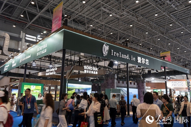 第四屆中國國際消費(fèi)品博覽會(huì)愛爾蘭國家館。人民網(wǎng) 常沙攝
