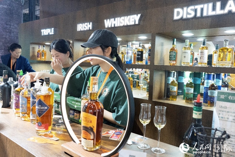 第四屆中國國際消費(fèi)品博覽會(huì)愛爾蘭國家館內(nèi)的參展商。人民網(wǎng) 常沙攝