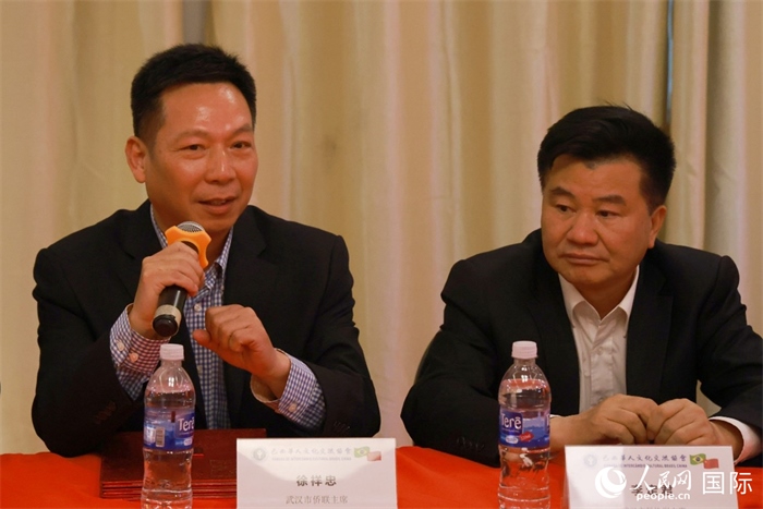 武漢市僑聯(lián)主席徐祥忠（左）在座談會上致辭。人民網記者 陳海琪攝