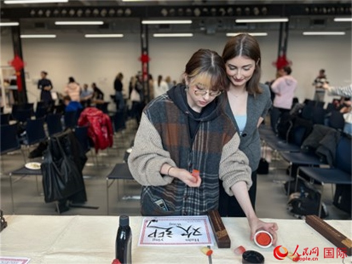 學生現(xiàn)場體驗中國書法。人民網記者 禹麗敏攝