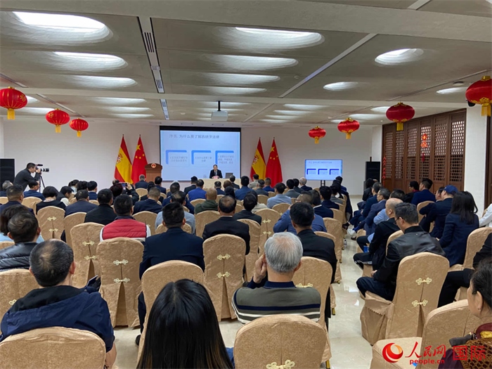 季奕鴻律師主講法律知識。人民網(wǎng)記者 范劍青攝