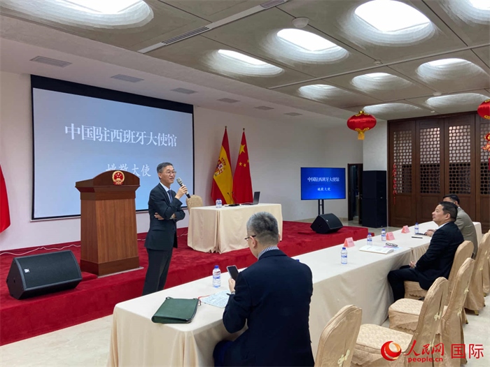 中國駐西班牙大使姚敬在僑界法治講座上致辭。人民網(wǎng)記者 范劍青攝