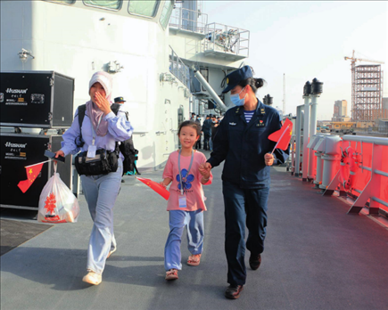 海軍軍艦赴蘇丹緊急撤離我在蘇丹人員。圖為海軍官兵帶領(lǐng)同胞登艦（2023年4月26日攝）。丁家興攝