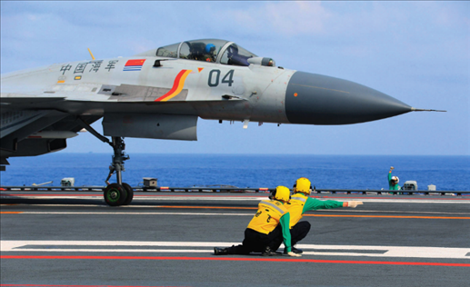 遼寧艦起飛助理作出放飛手勢(shì)，殲-15艦載戰(zhàn)斗機(jī)起飛（2020年4月攝）。張凱攝