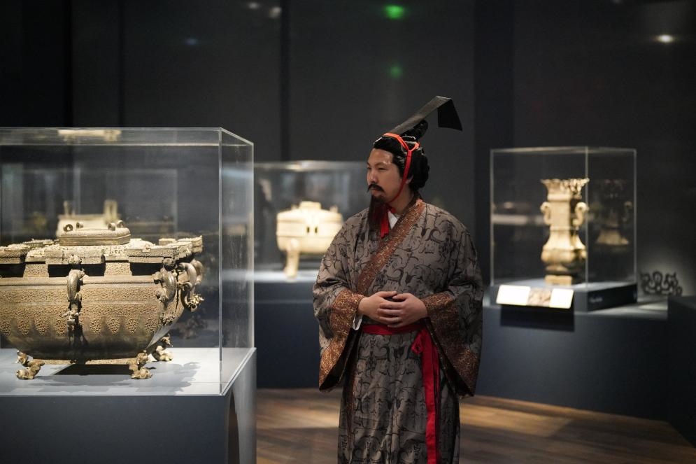 4月19日，一名觀眾身著漢服在美國舊金山亞洲藝術(shù)博物館舉辦的“鳳凰故國——青銅時代曾楚藝術(shù)展”上參觀。新華社記者吳曉凌攝