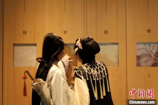 身著漢服的年輕人在中國絲綢博物館里看展。毛瑜 攝