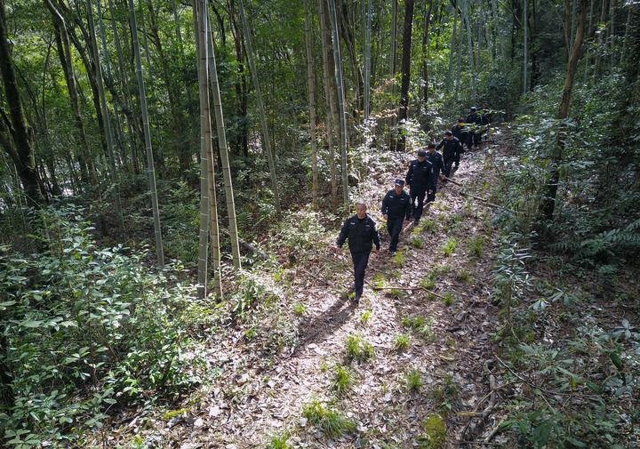 △2022年1月19日，武夷山國家公園護(hù)林員在巡山。