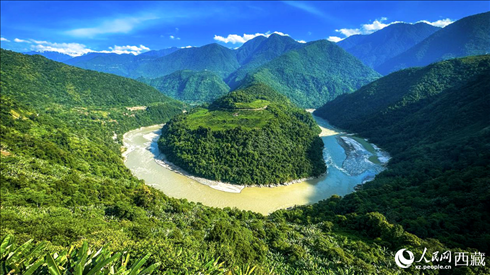風(fēng)景秀麗、植被繁茂的西藏林芝市墨脫縣果果塘大拐彎。人民網(wǎng)記者 次仁羅布攝