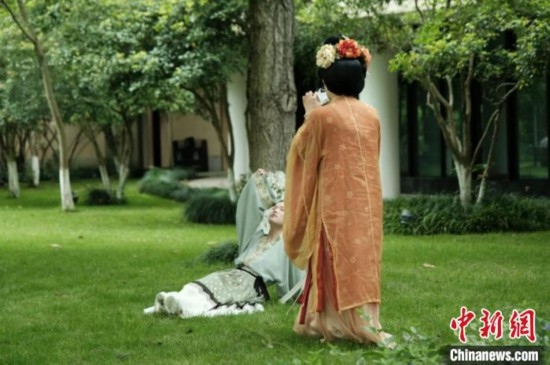 漢服愛好者在中國絲綢博物館里拍攝照片。毛瑜 攝