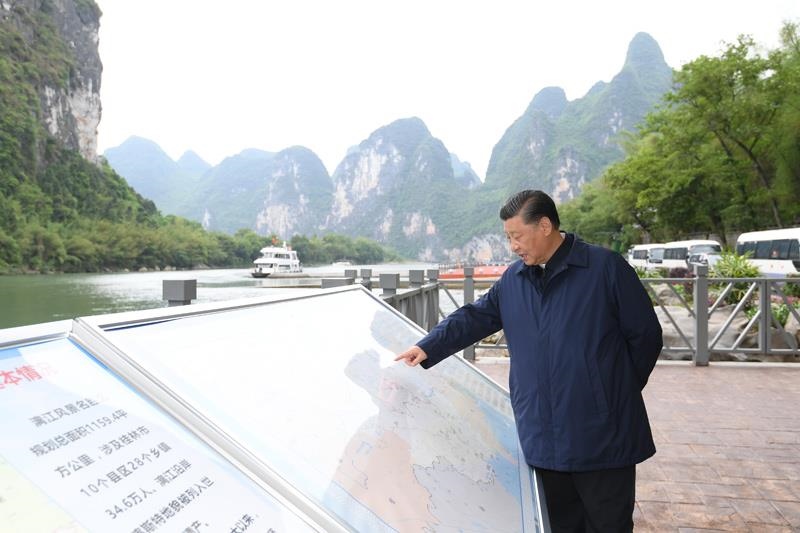 △2021年4月25日，習(xí)近平總書記在廣西桂林市陽朔縣漓江楊堤碼頭，了解漓江流域綜合治理、生態(tài)保護(hù)等情況。