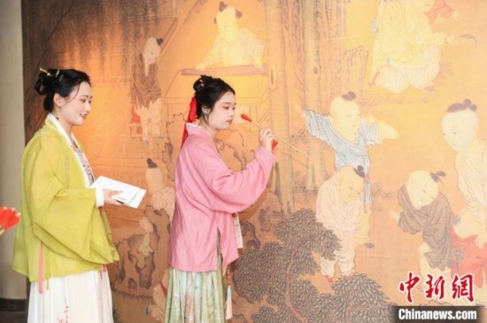 身穿漢服的年輕人參與體驗活動。中國絲綢博物館 供圖