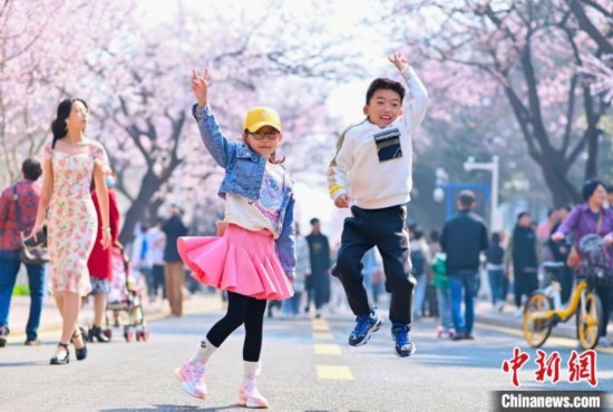 4月21日，游客在吉林大學南嶺校區(qū)游玩。吉林大學供圖