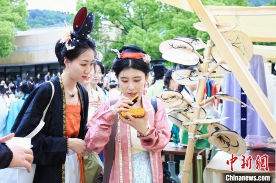 漢服愛好者逛集市。中國絲綢博物館 供圖
