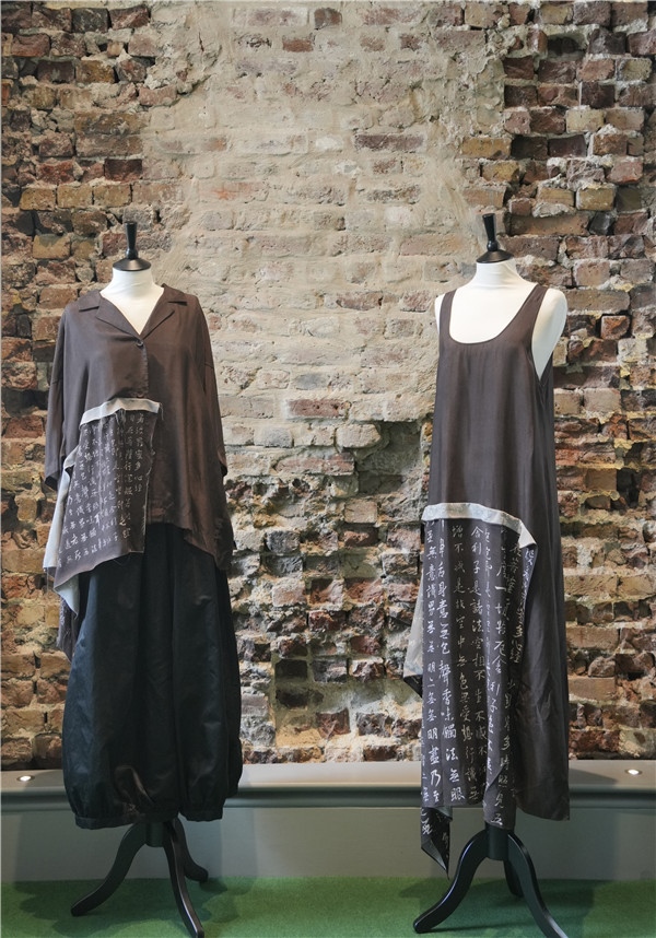 展覽展示的以中國文字為創(chuàng)作靈感的服裝《心經(jīng)》。主辦方供圖