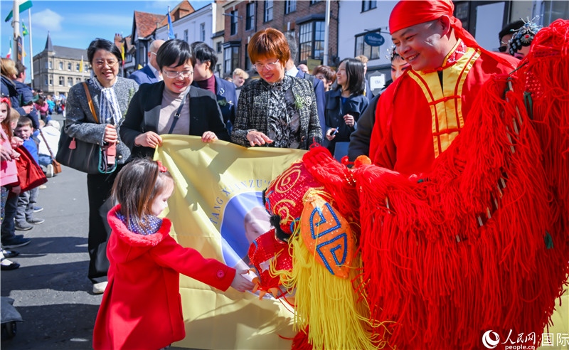 圖為斯特拉福德市舉辦的慶祝莎士比亞誕辰460周年巡游活動現(xiàn)場。人民網(wǎng) 郭錦標(biāo)攝