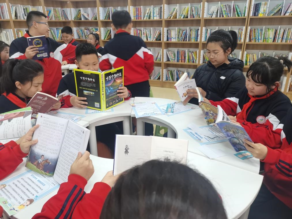 3月28日，遼寧省沈陽市鐵西區(qū)重工街第一小學(xué)的同學(xué)們在智慧圖書借閱室里專注閱讀。（沈陽市鐵西區(qū)委宣傳部供圖）