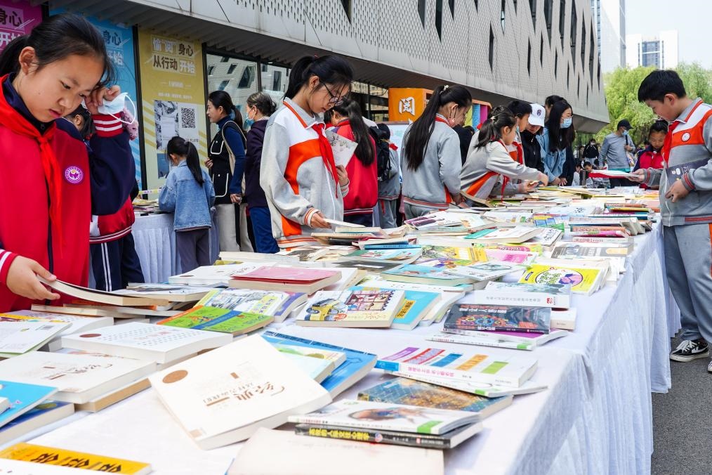 4月20日，山東省濟南市第十四屆“書香泉城”全民閱讀節(jié)在濟南市圖書館啟動，小學(xué)生在閱讀節(jié)上參與換書活動。新華社記者 朱崢 攝