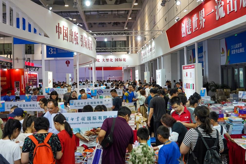 2023年7月31日，在第31屆全國圖書交易博覽會上，讀者在閱覽選購新書。新華社記者 朱崢 攝