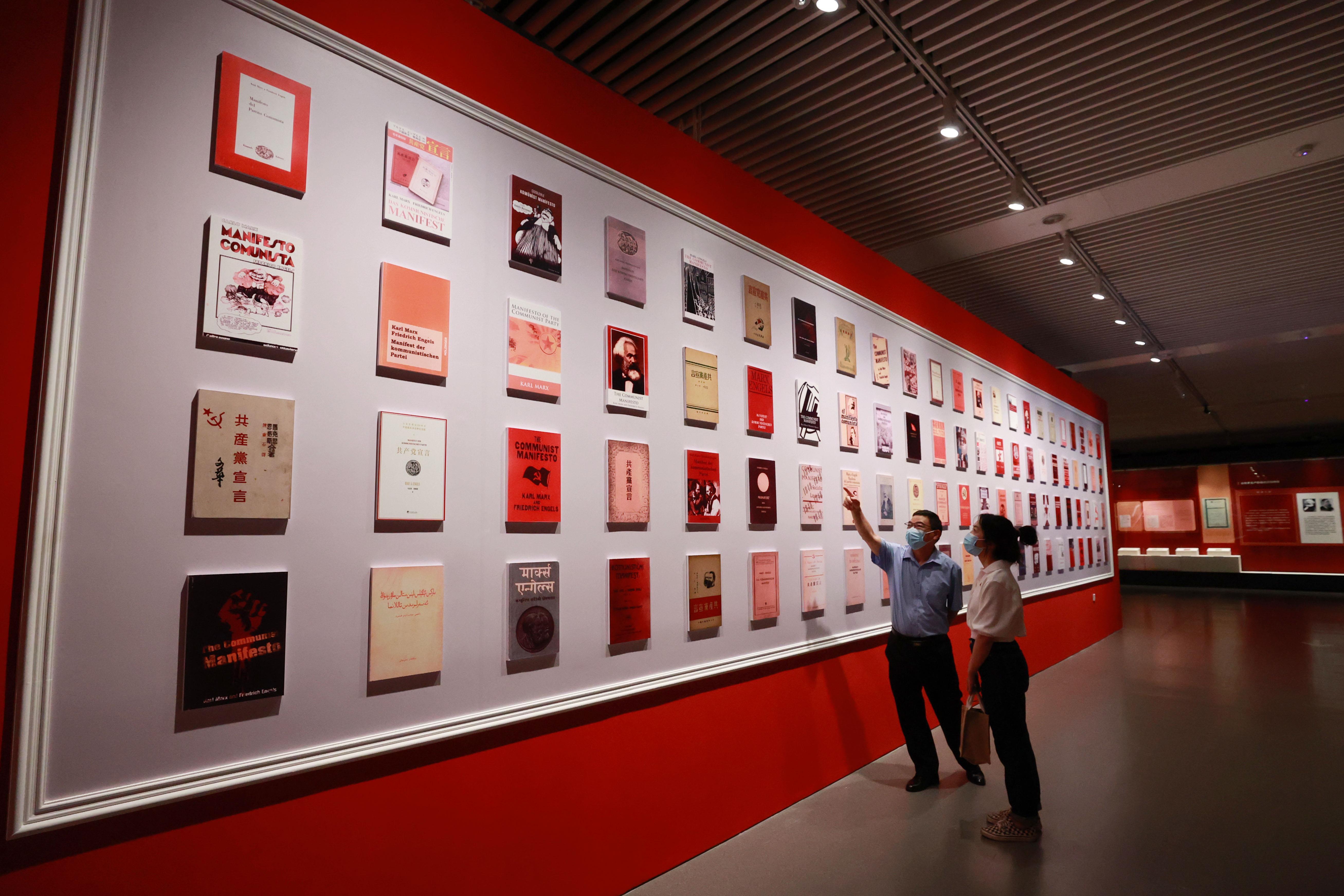 △2021年8月5日，觀眾在國家圖書館觀看不同版本的《共產黨宣言》。
