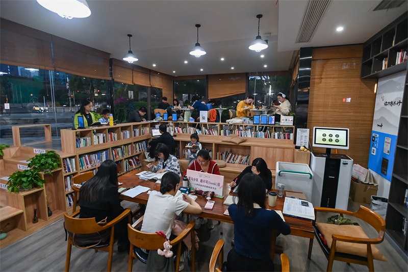 4月22日，讀者在重慶一家24小時城市智慧書房中閱讀。圖片來源：視覺中國