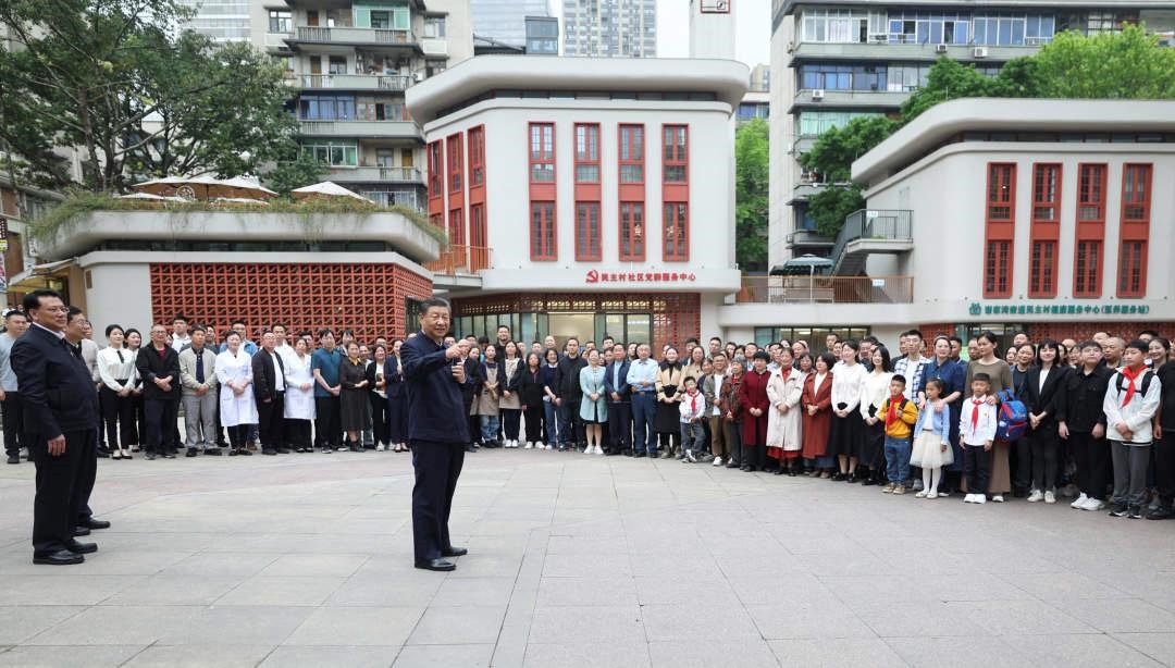 △2024年4月22日，習近平總書記來到重慶九龍坡區(qū)謝家灣街道民主村社區(qū)考察。