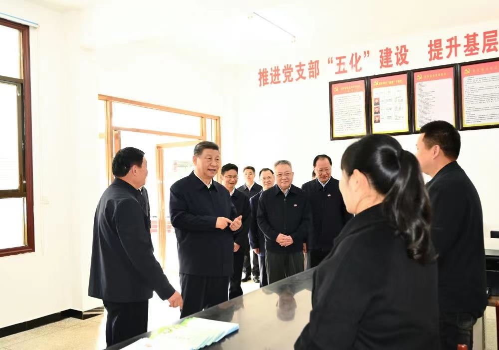 △2024年3月19日，習近平總書記在湖南常德市鼎城區(qū)謝家鋪鎮(zhèn)港中坪村黨群服務中心了解當地為基層減負、提升基層治理效能等情況。