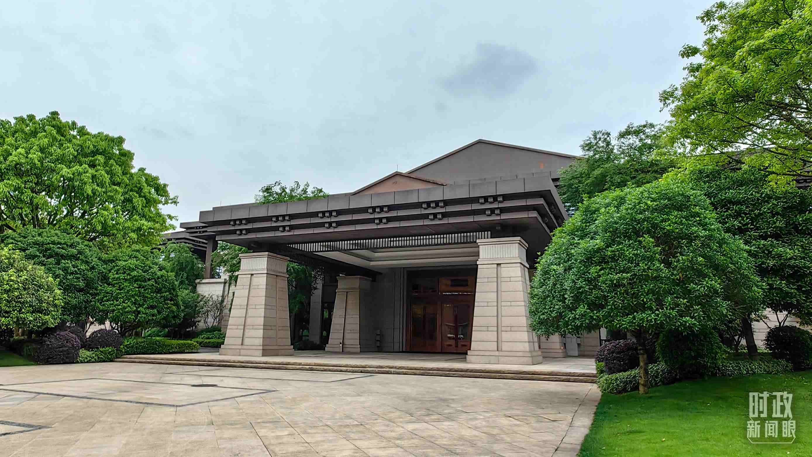 △重慶市渝州賓館，新時(shí)代推動(dòng)西部大開(kāi)發(fā)座談會(huì)在這里召開(kāi)。（總臺(tái)央視記者段德文拍攝）