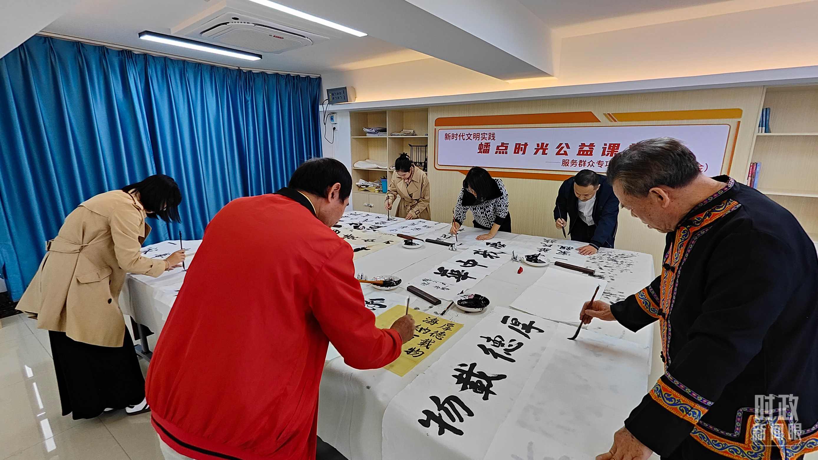 △廣西南寧市多民族社區(qū)——盤(pán)龍社區(qū)居民練習(xí)書(shū)法。（總臺(tái)央視記者楊立峰拍攝）