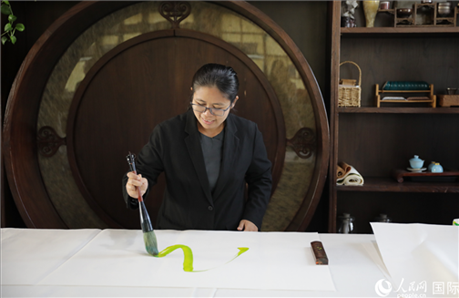 緬甸駐華大使館副館長、公使銜參贊杜欣瑪泰參加《五百筆·瀾湄合作》集體藝術(shù)創(chuàng)作。人民網(wǎng)王婧攝