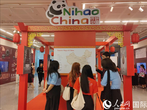 泰國學生在工作人員講解下觀展。人民網(wǎng)記者 楊一攝