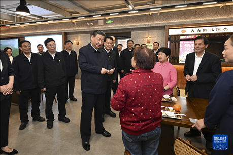 4月22日至24日，中共中央總書記、國家主席、中央軍委主席習近平在重慶考察。這是22日下午，習近平在九龍坡區(qū)謝家灣街道民主村社區(qū)考察時，同正在社區(qū)食堂就餐的群眾親切交流。新華社記者 謝環(huán)馳 攝