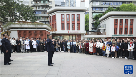 4月22日至24日，中共中央總書記、國家主席、中央軍委主席習近平在重慶考察。這是22日下午，習近平在九龍坡區(qū)謝家灣街道民主村社區(qū)考察時，同社區(qū)居民親切交流。新華社記者 鞠鵬 攝