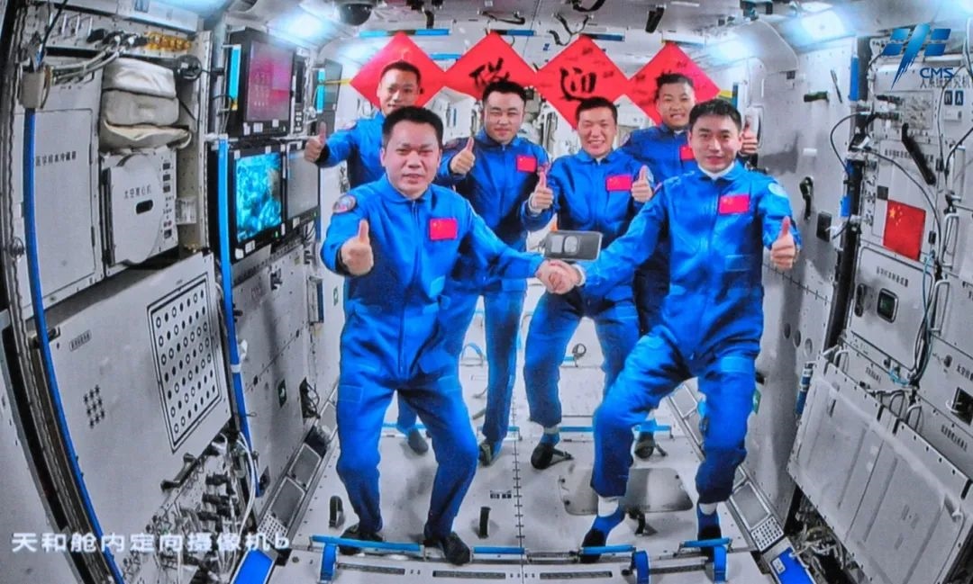 神舟十七號、神舟十八號兩個航天員乘組“太空會師”。來源：中國載人航天工程