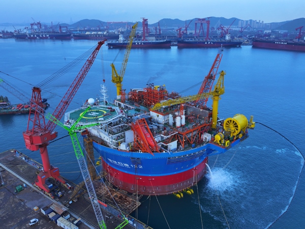 亞洲首艘圓筒型FPSO“?？惶?hào)”建造完工。韓慶攝
