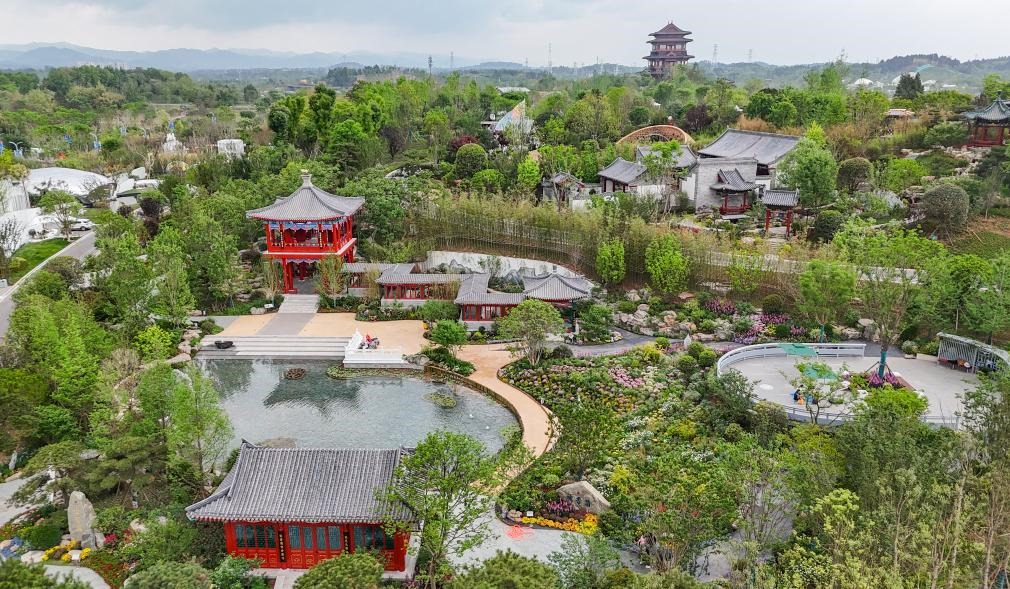 這是2024年4月22日拍攝的成都世園會(huì)主會(huì)場(chǎng)北京園（無(wú)人機(jī)照片）。新華社記者 王曦 攝