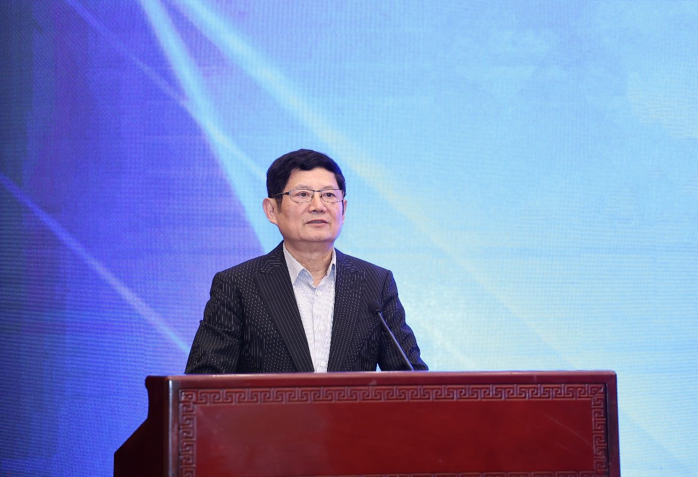 中國(guó)經(jīng)濟(jì)傳媒協(xié)會(huì)會(huì)長(zhǎng)趙健代表第八屆理事會(huì)表態(tài)。主辦方供圖