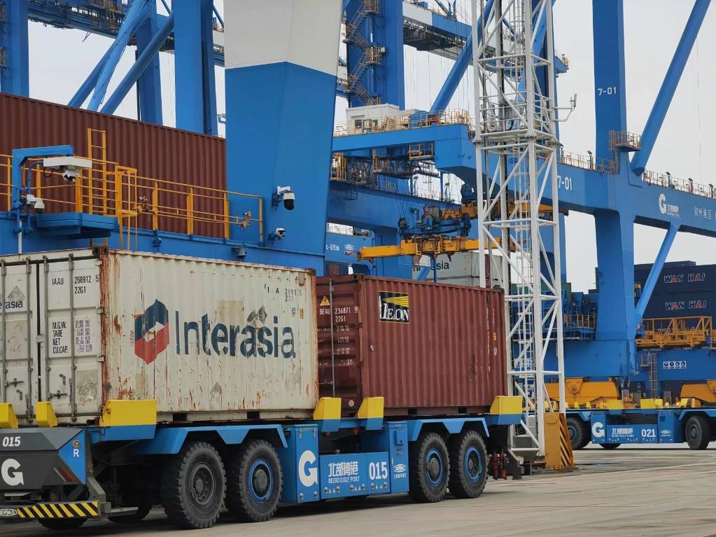 在欽州自動(dòng)化集裝箱碼頭，智能導(dǎo)引運(yùn)輸車(chē)在運(yùn)送集裝箱。新華社記者趙歡 攝