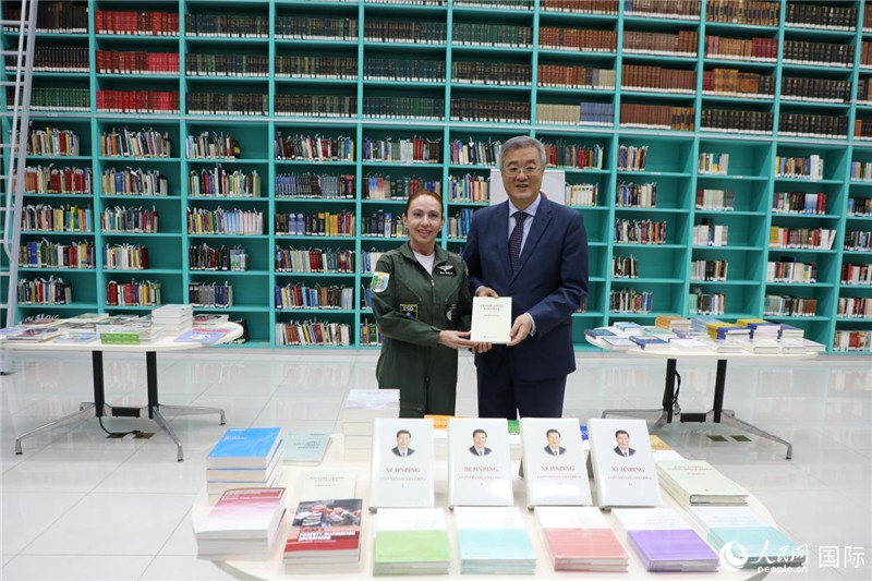 授課后，中國駐巴西大使祝青橋向巴西高等防務(wù)學(xué)院圖書館捐贈(zèng)了150本書籍。圖為祝青橋和巴西高等防務(wù)學(xué)院院長卡拉·利里奧·馬丁斯在圖書捐贈(zèng)儀式上。 人民網(wǎng)記者 陳一鳴攝