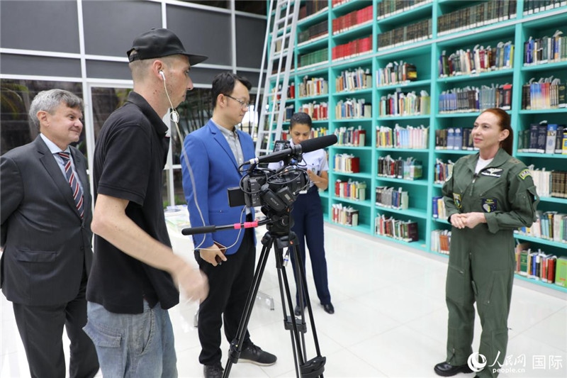 巴西高等防務(wù)學(xué)院院長卡拉·利里奧·馬丁斯接受了人民網(wǎng)的視頻采訪。 人民網(wǎng)記者 陳一鳴攝