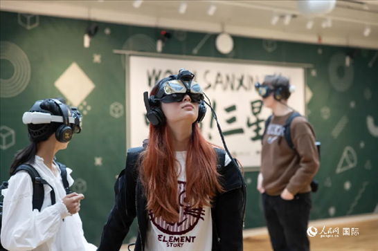體驗三星堆VR文化。中國駐瑞典大使館供圖