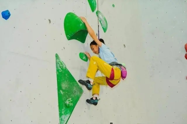 2024年4月16日，全國青少年攀巖公開賽江山站舉行，選手在比賽中。中國登山協(xié)會供圖