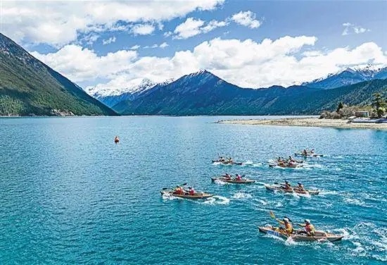 2024年4月20日，2024年巴松措國際漂流公開賽的選手在比賽中。 新華社記者 孫非攝