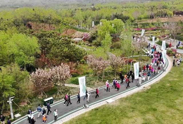 4月27日，登山愛好者在浮山森林公園參加登山健身活動（無人機(jī)照片）。新華社記者 李紫恒攝