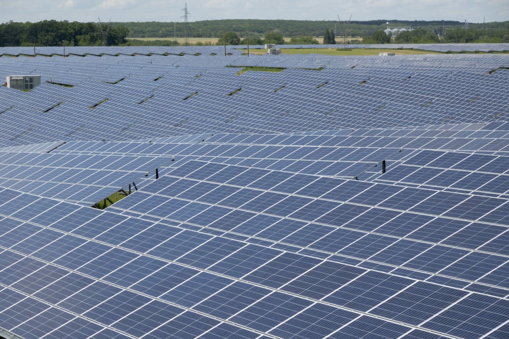 這是2021年5月27日在匈牙利考波什堡拍攝的100兆瓦光伏電站。當(dāng)日，由中國通用技術(shù)集團(tuán)所屬中國機(jī)械進(jìn)出口（集團(tuán)）有限公司投資興建的匈牙利考波什堡100兆瓦光伏電站項(xiàng)目在考波什堡市舉行投運(yùn)啟動儀式。新華社發(fā)（弗爾季·奧蒂洛攝）